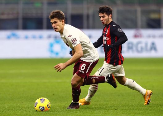 MILAN, ITALY - JANUARY 12: Jacopo Segre of Torino F.C. is challenged by Brahim Diaz of A.C. Milan during the Coppa Italia match between AC Milan and Torino FC at Stadio Giuseppe Meazza on January 12, 2021 in Milan, Italy. Sporting stadiums around Italy remain under strict restrictions due to the Coronavirus Pandemic as Government social distancing laws prohibit fans inside venues resulting in games being played behind closed doors. (Photo by Marco Luzzani/Getty Images) Calciomercato Torino: Segre pronto a partire, c’è l’Empoli ma non solo- immagine 2
