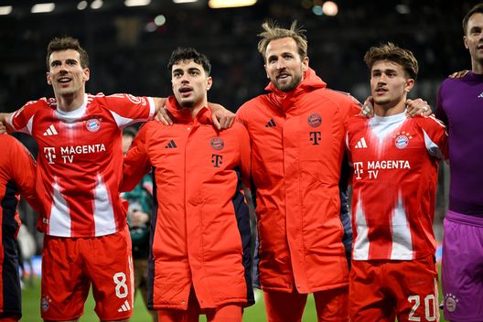 AMBURGO, GERMANIA - 11 APRILE: Leon Goretzka, Aleksandar Pavlovic, Harry Kane e Tom Bischof dell'FC Bayern Monaco festeggiano la vittoria dopo la partita della Bundesliga tra FC St. Pauli e FC Bayern München allo stadio Millerntor l'11 aprile 2026 ad Amburgo, in Germania. (Foto di Stuart Franklin/Getty Images) Bundesliga, il punto dopo la 29^giornata: perde il Dortmund e il Bayern schiaccia il St.Pauli- immagine 2