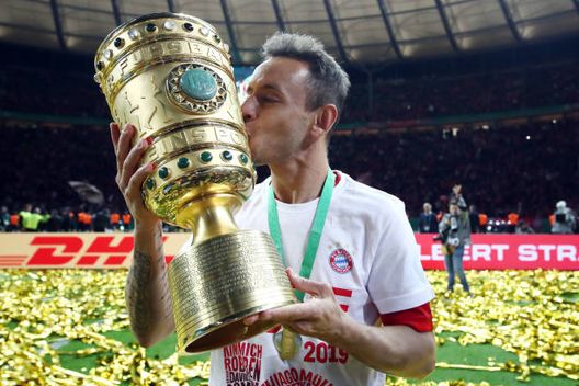 La vittoria della DFB Pokal. (Photo by Alex Grimm/Bongarts/Getty Images) Rafinha annuncia l’addio al calcio giocato: ringrazia anche il Genoa- immagine 3