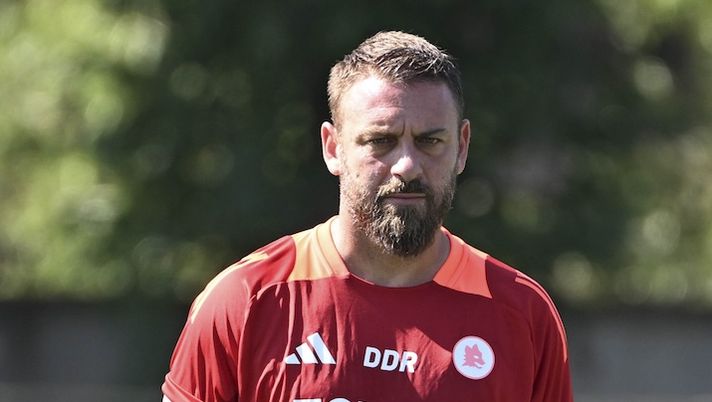 ROME, ITALY - AUGUST 14: AS Roma coach Daniele De Rossi during training session at Centro Sportivo Fulvio Bernardini on August 14, 2024 in Rome, Italy. (Photo by Luciano Rossi/AS Roma via Getty Images) Tutto De Rossi: “Insulti? A volte sono subumani! Così vedo Soulé, Le Fee, Dovbyk simile a Lukaku” - immagine 1