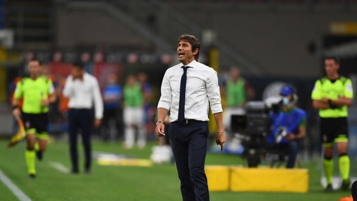 MILAN, ITALY - JULY 13: Head coach of FC Internazionale Antonio Conte reacts during the Serie A match between FC Internazionale and Torino FC at Stadio Giuseppe Meazza on July 13, 2020 in Milan, Italy. (Photo by Claudio Villa - Inter/Inter via Getty Images) Conte batte Longo e si conferma bestia nera del Toro: 6-0 contro i granata in A - immagine 1