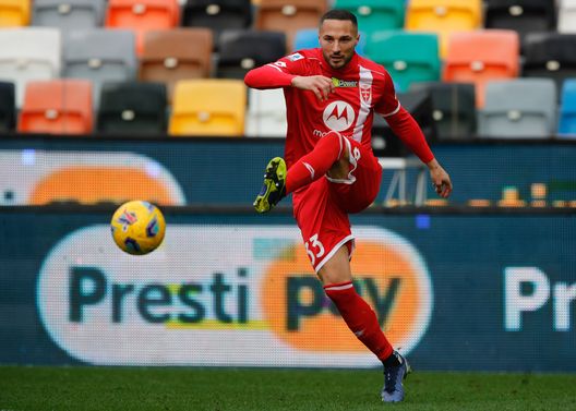 UDINE, ITALIA - 3 FEBBRAIO: Danilo D'Ambrosio del Monza durante la partita di Serie A TIM tra Udinese Calcio e AC Monza - Serie A TIM al Bluenergy Stadium il 3 febbraio 2024 a Udine, Italia. (Foto di Timothy Rogers/Getty Images) Danilo D’Ambrosio non si ritira: “Non so chi abbia messo in giro questa notizia”- immagine 2