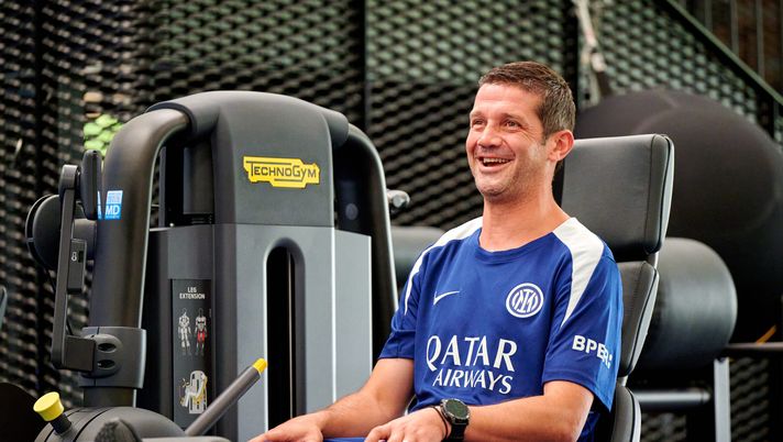 L'allenatore Cristian Chivu dell'FC Internazionale osserva la seduta di allenamento dell'FC Internazionale presso il centro sportivo BPER Training Centre di Appiano Gentile, il 24 luglio 2025 a Como, Italia. (Foto di Mattia Ozbot - Inter/Inter tramite Getty Images) Inter
