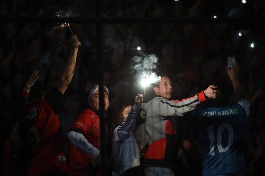 I tifosi di Colón accendono i bagliori durante una partita tra Colón e Boca Juniors come parte della Liga Profesional 2022 allo stadio del generale di brigata Estanislao Lopez il 4 settembre 2022 a Santa Fe, Argentina. (Foto di Luciano Bisbal/Getty Images) Nuovo disastro in Argentina: lanci di pietre e bottiglie sui giocatori durante Colón-Mitre- immagine 3