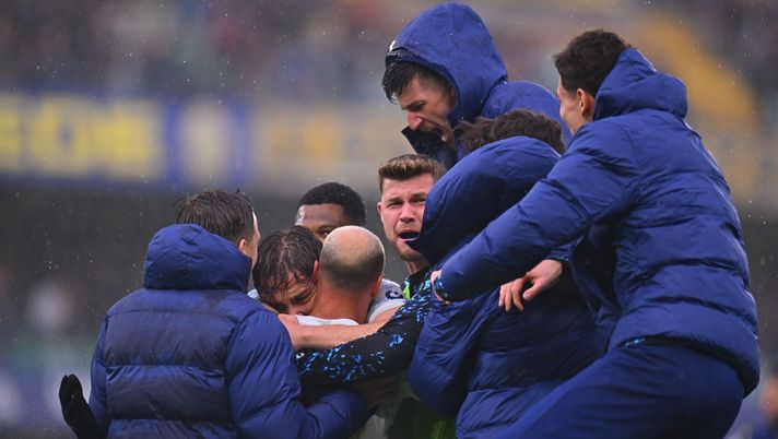 VERONA, ITALY - NOVEMBER 02: Players of FC Internazionale celebrate during the Serie A match between Hellas Verona FC and FC Internazionale at Stadio Marcantonio Bentegodi on November 02, 2025 in Verona, Italy. (Photo by Alessandro Sabattini/Getty Images) Serie A, la classifica: Inter seconda a -1 dal Napoli, 7 squadre in 5 punti - immagine 1