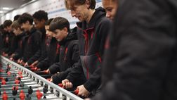 Natale del settore giovanile: Modric gioca a calciobalilla coi ragazzi