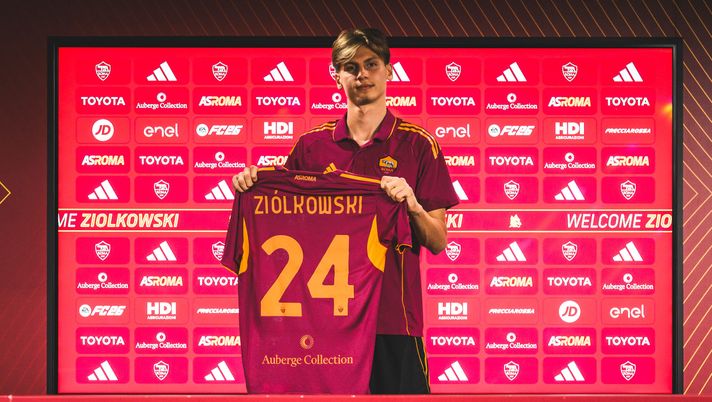ROME, ITALY - AUGUST 29: AS Roma new signing Jan Ziolkowski poses with his new jersey at Centro Sportivo Fulvio Bernardini on August 29, 2025 in Rome, Italy. (Photo by Fabio Rossi/AS Roma via Getty Images) Ziolkowski: “Sono felice di essere qui, non vedo l’ora di entrare all’Olimpico” - immagine 1