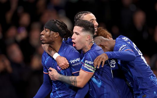 LONDRA, INGHILTERRA - 15 DICEMBRE: Noni Madueke, Enzo Fernandez e Moises Caicedo del Chelsea (oscurati) festeggiano dopo il primo gol di Marc Cucurella (nascosto) durante la partita di Premier League tra Chelsea FC e Brentford FC allo Stamford Bridge il 15 dicembre 2024 a Londra, in Inghilterra. (Foto di Julian Finney/Getty Images) Nottingham Forest-Chelsea: ecco il pronostico di DDD- immagine 4