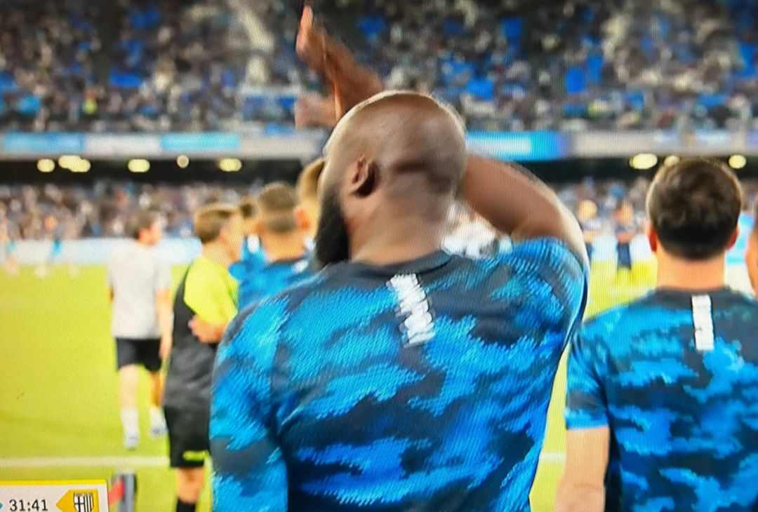 GALLERY Lukaku entra in campo per il riscaldamento e il Maradona esplode - immagine 4