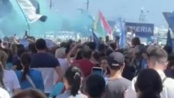 Sul lungomare c’è un’atmosfera da brividi! Pienone per la strada, quanti tifosi
