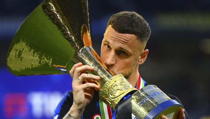 MILAN, ITALY - MAY 19: Marko Arnautovic of FC Internazionale celebrates with the trophy after winning the Serie A TIM match between FC Internazionale and SS Lazio at Stadio Giuseppe Meazza on May 19, 2024 in Milan, Italy. (Photo by Mattia Pistoia - Inter/Inter via Getty Images) Quando Arnautovic diceva: “Sto bene all’Inter! I giornalisti parlano molto” - immagine 1