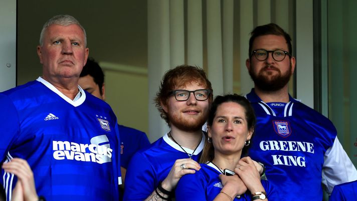 IPSWICH, ENGLAND - APRIL 21: Musician Ed Sheeran and fiance Cherry Seaborn look on during the Sky Bet Championship match between Ipswich Town and Aston Villa at Portman Road on April 21, 2018 in Ipswich, England. (Photo by Stephen Pond/Getty Images) L’Ipswich Town non cambia: il numero 17 sarà ancora sulle spalle di Ed Sheeran - immagine 1