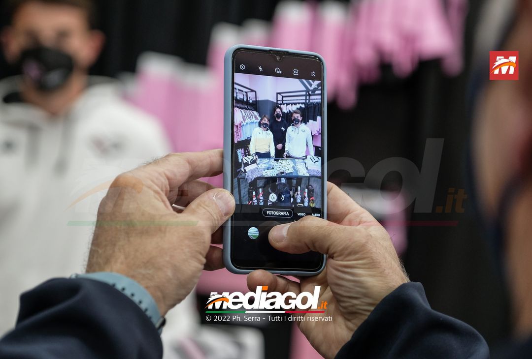 FOTO Palermo: Brunori e Soleri incontrano i tifosi allo Store Ufficiale. La gallery - immagine 10