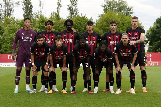MILAN, ITALY - MAY 12: (L-R) Devis Vasquez, Kevin Zeroli, Clinton Nsiala, Hugo Cuenca, Michele Casali, Andrei Coubis, Youns El Hilali, Andrea Bozzolan, Victor Ehuwa, Chaka Traore and Dariusz Stalmach of AC Milan U19 pose for a photo prior to the match between AC Milan U19 and FC Internazionale U19 - Primavera 1 at Centro Sportivo Vismara on May 12, 2023 in Milan, Italy. (Photo by Pier Marco Tacca/AC Milan via Getty Images) UFFICIALE, Devis Vasquez non è più un portiere del Milan- immagine 2