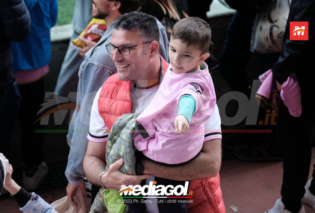 FOTO PALERMO, verso il Cagliari: la carica dei tifosi al “Barbera” (GALLERY) - immagine 30