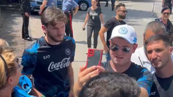 Castel di Sangro, Kvara e Politano alle prese con selfie e autografi sulle maglie!