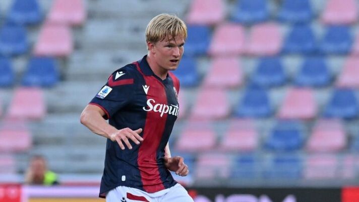 BOLOGNA, ITALY - SEPTEMBER 02: Victor Kristiansen of Bologna FC in action during the Serie A TIM match between Bologna FC and Cagliari Calcio at Stadio Renato Dall'Ara on September 02, 2023 in Bologna, Italy. (Photo by Alessandro Sabattini/Getty Images) Il Bologna per ora non riscatta Kristiansen: la Gazzetta svela cosa c’è dietro la scelta - immagine 1