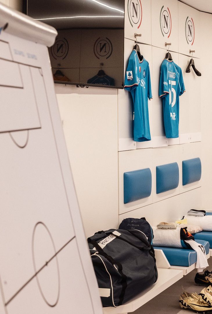 GALLERY Tutto pronto nello spogliatoio del Napoli: scelto il colore della maglia - immagine 2