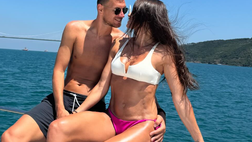 Edin e Amra si godono il loro day off. Scatto romantico per lady Dzeko con vista mare