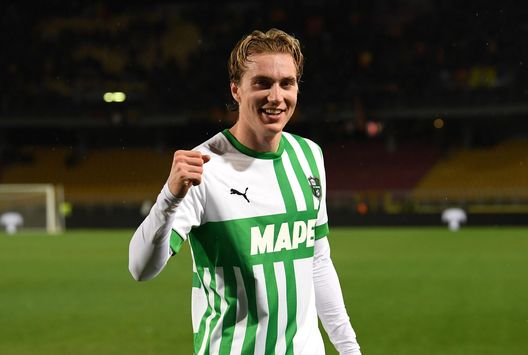 LECCE, ITALY - FEBRUARY 25: Kristian Thorstvedt of US Sassuolo celebrates after the team's victory during the Serie A match between US Lecce and US Sassuolo at Stadio Via del Mare on February 25, 2023 in Lecce, Italy. (Photo by Francesco Pecoraro/Getty Images) Thorstvedt spinge verso la Fiorentina: l’affare ha tempi brevi- immagine 2
