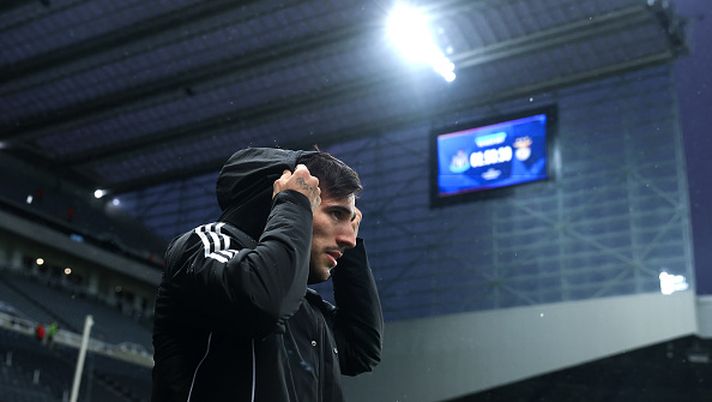 NEWCASTLE UPON TYNE, ENGLAND - OCTOBER 21: Sandro Tonali of Newcastle United arrives at the stadium prior to the UEFA Champions League 2025/26 League Phase MD3 match between Newcastle United FC and SL Benfica at St James' Park on October 21, 2025 in Newcastle upon Tyne, England. (Photo by Stu Forster/Getty Images) L'estate calda di Tonali fra nostalgie Milan e cifre super: 'Penso solo a me stesso'