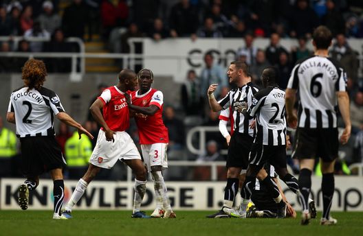 Abou Diaby litiga con Kevin Nolan e viene espulso durante la partita di Premier League tra Newcastle United e Arsenal a St James' Park il 5 febbraio 2011 a Newcastle upon Tyne, Inghilterra. (Foto di Richard Heathcote/Getty Images) La folle rimonta del St. James’ Park nel 2011: Newcastle e Arsenal da 0-4 a 4-4- immagine 4