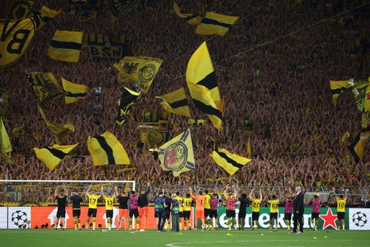 DORTMUND, GERMANIA - 01 MAGGIO: I giocatori del Borussia Dortmund mostrano il loro apprezzamento ai tifosi durante l'intervallo dopo la vittoria della squadra nella semifinale di andata di UEFA Champions League tra Borussia Dortmund e Paris Saint-Germain al Signal Iduna Park il 01 maggio 2024 a Dortmund, Germania. (Foto di Alex Grimm/Getty Images) Borussia Dortmund-Bayern Monaco a confronto: numeri e precedenti- immagine 3
