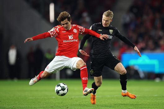 MAINZ, GERMANIA – 29 OTTOBRE: Kaishu Sano del 1. FSV Mainz 05 è messo sotto pressione da Badredine Bouanani del VfB Stoccarda durante la partita di DFB Pokal tra 1. FSV Mainz 05 e VfB Stoccarda, disputata alla MEWA Arena il 29 ottobre 2025 a Mainz, in Germania. (Foto di Alex Grimm/Getty Images) Bundesliga, Mainz-Brema: streaming gratis e probabili formazioni- immagine 3