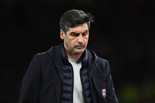 MANCHESTER, INGHILTERRA - 17 APRILE: Paulo Fonseca, allenatore dell'Olympique Lyonnais, appare abbattuto dopo la sconfitta nel ritorno dei quarti di finale della UEFA Europa League 2024/25 tra Manchester United e Olympique Lyonnais all'Old Trafford il 17 aprile 2025 a Manchester, Inghilterra. (Foto di Shaun Botterill/Getty Images)