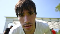 Sandro Tonali di buon umore a Milanello: incontra i tifosi e firma autografi