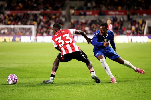 Michael Kayode del Brentford (a sinistra) viene contrastato da Jamie Gittens del Chelsea durante la partita di Premier League tra Brentford e Chelsea al Gtech Community Stadium il 13 settembre 2025 a Brentford, Inghilterra. (Foto di Jack Thomas/Getty Images) Brentford-Aston Villa: dove vedere la partita in diretta TV ed in streaming LIVE- immagine 3