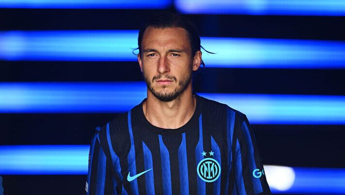 CHARLOTTE, NORTH CAROLINA - JUNE 30: Matteo Darmian of FC Internazionale looks on prior to the FIFA Club World Cup 2025 round of 16 match between FC Internazionale Milano and Fluminense FC at Bank of America Stadium on June 30, 2025 in Charlotte, North Carolina. (Photo by Mattia Ozbot - Inter/Inter via Getty Images) UFFICIALE – Infortunio muscolare per Darmian: la diagnosi dell’Inter e cosa filtra sui tempi di recupero - immagine 1