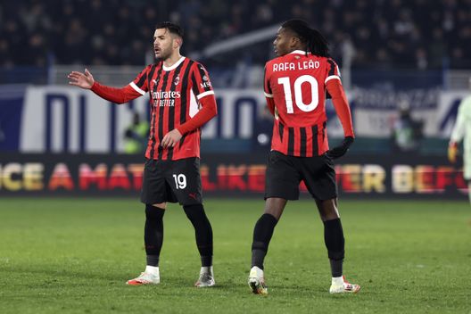 Theo Hernandez con il suo compagno di squadra Rafael Leao, Milan (Foto di Claudio Villa/AC Milan via Getty Images)
