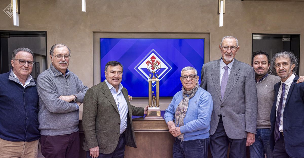 La coppa vinta dalla Fiorentina nel 1965 a New York torna a Firenze
