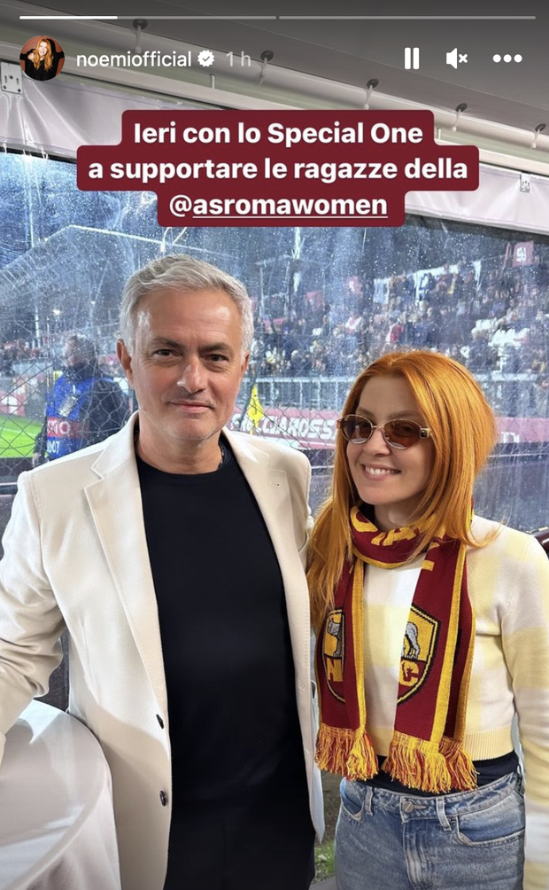 Roma femminile, che entusiasmo: Noemi posa con Mourinho e anche Gualtieri applaude- immagine 2