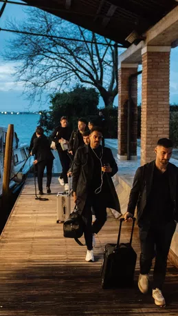 GALLERY Il Napoli è già a Venezia. L’arrivo in battello nella splendida laguna! - immagine 2