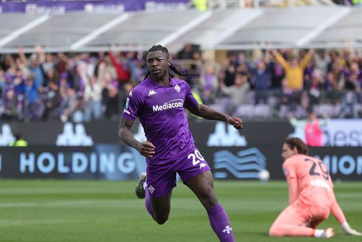 FLORENCE, ITALY - MARCH 30: Moise Kean of ACF Fiorentina celebrates after scoring a goal during the Serie A match between Fiorentina and Atalanta at Stadio Artemio Franchi on March 30, 2025 in Florence, Italy. (Photo by Gabriele Maltinti/Getty Images) Caressa: “Il gioco di Palladino mi piace, guardate quanti inserimenti!”- immagine 2