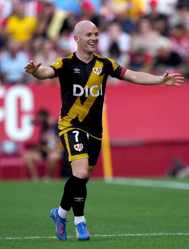 Isi Palazon del Rayo Vallecano esulta dopo aver segnato il terzo gol della sua squadra su calcio di rigore durante la partita di LaLiga EA Sports tra Girona FC e Rayo Vallecano de Madrid allo stadio Montilivi il 15 agosto 2025 a Girona, Spagna. (Foto di Alex Caparros/Getty Images) Liga, Osasuna-Rayo Vallecano: diretta tv e streaming LIVE del match- immagine 2