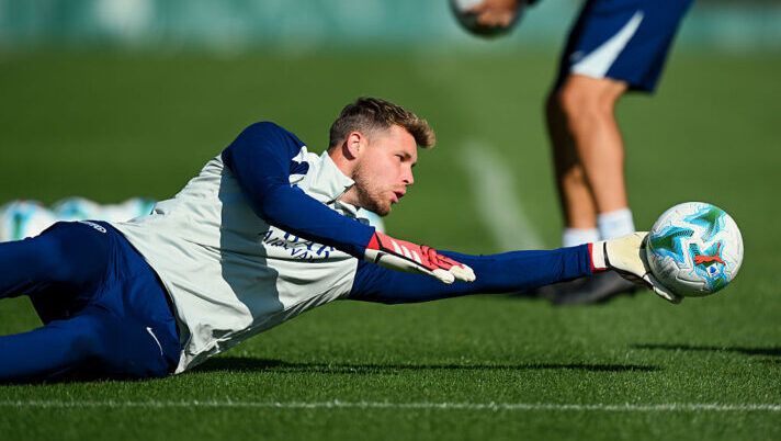 COMO, ITALY - OCTOBER 02: Josep Martinez of FC Internazionale in action during the FC Internazionale training session at BPER Training Centre at Appiano Gentile on October 02, 2025 in Como, Italy. (Photo by Mattia Pistoia - Inter/Inter via Getty Images) Inter, Martinez oggi ha svolto un allenamento completo: ecco gli aggiornamenti - immagine 1