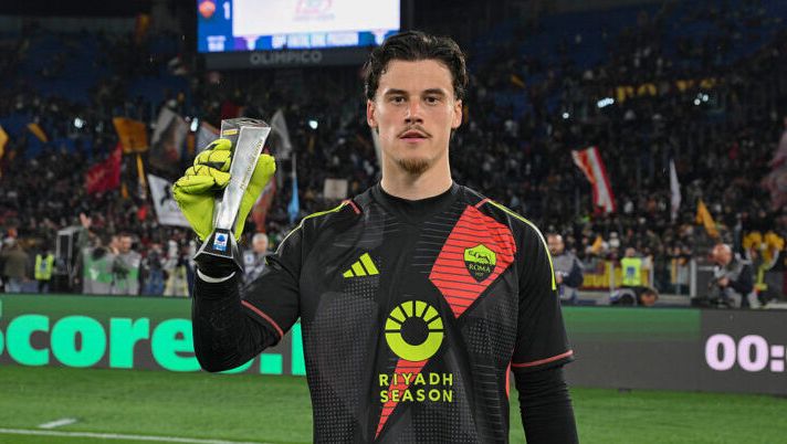 ROME, ITALY - APRIL 13: AS Roma player Mile Svilar with the award for best player of the match before the Serie A match between SS Lazio and AS Roma at Stadio Olimpico on April 13, 2025 in Rome, Italy. (Photo by Luciano Rossi/AS Roma via Getty Images) La divisione in fasce per i portieri: chi mettere e chi no per la 33a giornata al fantacalcio- immagine 1