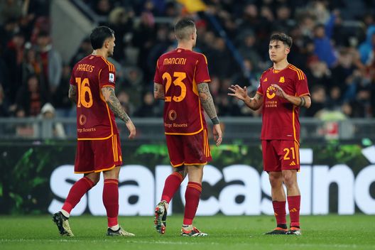 ROME, ITALY - FEBRUARY 26: Paulo Dybala of AS Roma celebrates scoring his team's first goal from a penalty kick during the Serie A TIM match between AS Roma and Torino FC at Stadio Olimpico on February 26, 2024 in Rome, Italy. (Photo by Paolo Bruno/Getty Images) Torino, turno infrasettimanale nella capitale: sfida con una Roma in crisi- immagine 2