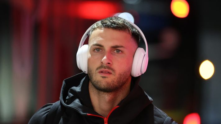 MILAN, ITALY - SEPTEMBER 23: Santiago Gimenez of AC Milan arrives before the Coppa Italia match between AC Milan and US Lecce at Giuseppe Meazza Stadium on September 23, 2025 in Milan, Italy. (Photo by Claudio Villa/AC Milan via Getty Images) Milan, Gimenez a cuore aperto: “Amo tutto dell’Italia, a partire dalla gente” - immagine 1