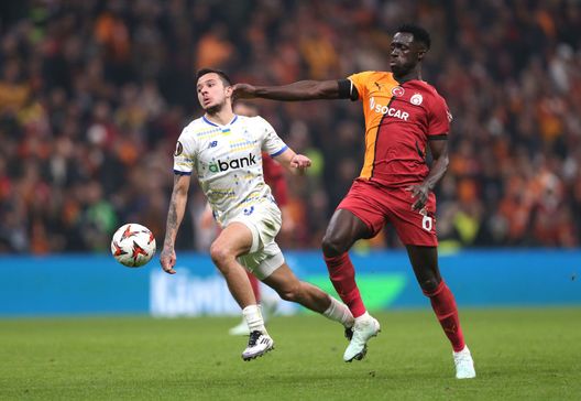 ISTANBUL, TURKEY - JANUARY 21: Nazar Voloshyn of FC Dynamo Kyiv runs for the ball under pressure from Davinson Sanchez of Galatasaray during the UEFA Europa League 2024/25 League Phase MD7 match between Galatasaray A.S. and FC Dynamo Kyiv at Ali Sami Yen Spor Kompleksi on January 21, 2025 in Istanbul, Turkey. (Photo by Ahmad Mora/Getty Images) davinson sanchez