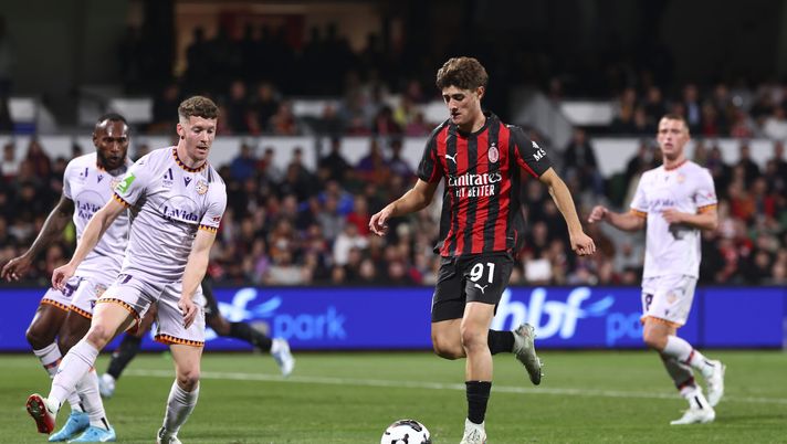 PERTH, AUSTRALIA - JULY 31: Mattia Liberali of AC Milan in action during the match between Perth Glory and AC Milan at HBF Park on July 31, 2025 in Perth, Australia. (Photo by Giuseppe Cottini/AC Milan via Getty Images) Mercato – Schira: “Bologna su Liberali del Catanzaro” - immagine 1