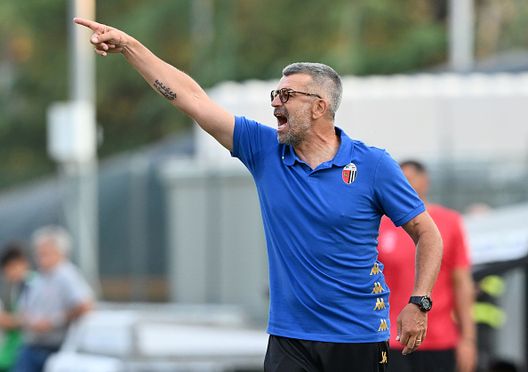 Francesco Giuseppe Tomei allenatore dell'Ascoli Calcio 1898 FC reagisce durante la partita amichevole pre-stagione tra Ascoli Calcio 1898 FC e SS Maceratese 1922 allo Stadio Cino e Lillo Del Duca il 06 agosto 2025 ad Ascoli Piceno, Italia. (Foto di Giuseppe Bellini/Getty Images) Tomei