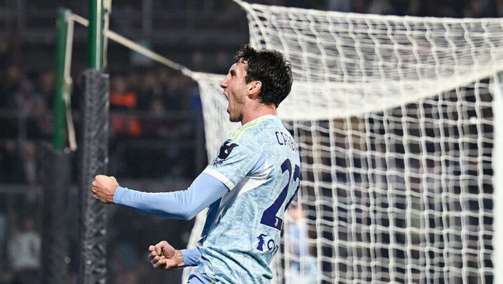CREMONA, ITALY - NOVEMBER 1: Andrea Cambiaso of Juventus celebrates 0-2 goal during the Serie A match between US Cremonese and Juventus FC at Stadio Giovanni Zini on November 1, 2025 in Cremona, Italy. (Photo by Daniele Badolato - Juventus FC/Juventus FC via Getty Images) Cambiaso: “Gol importante, mi sono sfogato! Cosa mi ha detto Spalletti sulla Nazionale” - immagine 1