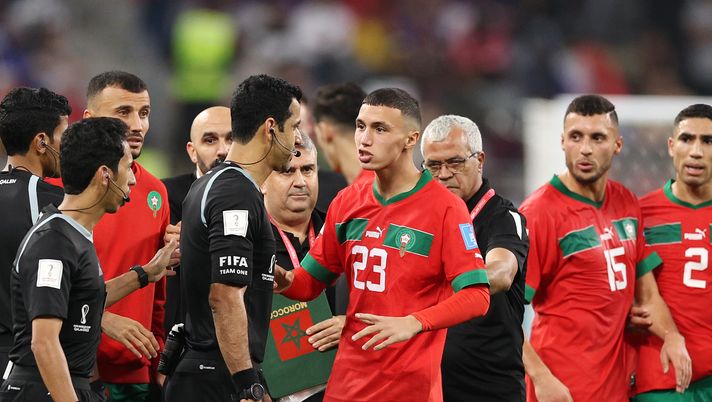 DOHA, QATAR - DECEMBER 17: Bilal El Khannouss of Morocco argues with referee Abdulrahman Al Jassim after the 1-2 loss during the FIFA World Cup Qatar 2022 3rd Place match between Croatia and Morocco at Khalifa International Stadium on December 17, 2022 in Doha, Qatar. (Photo by Richard Heathcote/Getty Images) D.t. Genk: “El Khannouss? Per favorire la sua partenza servono due cose” - immagine 1