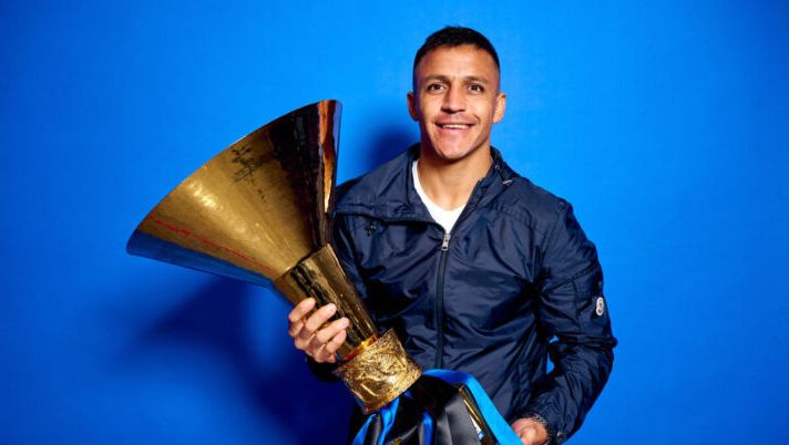 MILAN, ITALY - MAY 19: Alexis Sanchez of FC Internazionale poses for a photo with the Serie A TIM Scudetto title trophy after the Serie A TIM match between FC Internazionale and SS Lazio at Stadio Giuseppe Meazza on May 19, 2024 in Milan, Italy. (Photo by Mattia Ozbot - Inter/Inter via Getty Images) Inter, sono ufficiali cinque addii: c’è il saluto del club e il comunicato per Sanchez - immagine 1