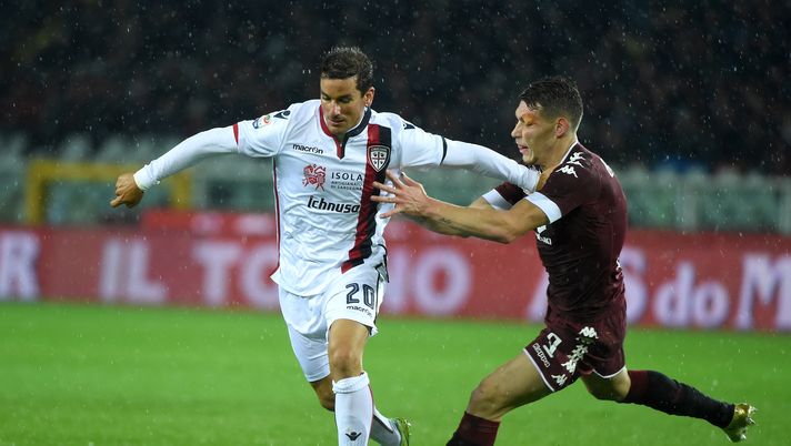 TURIN, ITALY - NOVEMBER 06: (L-R) Simone Padoin of Cagliari Calcio competes for the ball with Andrea Belotti of FC Torino during the Serie A match between FC Torino and Cagliari Calcio at Stadio Olimpico di Torino on November 6, 2016 in Turin, Italy. (Photo by Pier Marco Tacca/Getty Images) Cagliari-Torino, Padoin: “Contro i granata servirà la spinta del nostro pubblico” - immagine 1