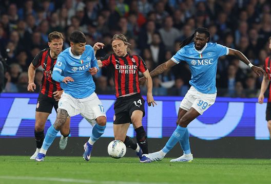 NAPLES, ITALY - APRIL 06: Luka Modric of AC Milan in action during the Serie A match between SSC Napoli and AC Milan at Stadio Diego Armando Maradona on April 06, 2026 in Naples, Italy. (Photo by Claudio Villa/AC Milan via Getty Images) Napoli e Milan multate per lo stesso motivo, ma le cifre diverse: ecco la spiegazione- immagine 3